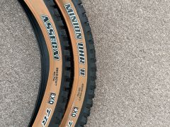 Maxxis Assegai WT EXO TR Tanwall kevlar 29x2.5 a Minion DHR II WT EXO TR 29x2,40 tanwall