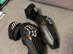 FOX Titan Pro chránič lakťov