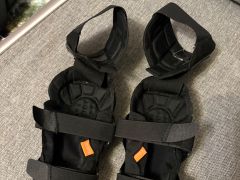 FOX Titan Pro chránič lakťov