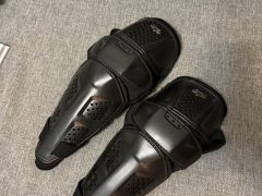 FOX chrániče lakťov