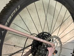 TOP Stav Dámsky horský e-bike Kellys Tayen R50 Rosé Gold 2025