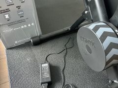 Wahoo Kickr Core Smart cyklotrenažér s kazetou Shimano alebo Sram, podložka