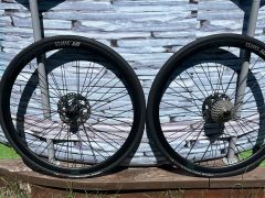 Cestna sada 700x28c (rafiky DT Swiss P1800 SPline + plaste Vittoria Rubino Pro) s kazetou