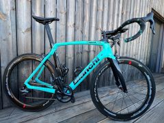 Bianchi Oltre XR4 s náhradnými kolesami
