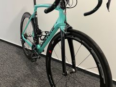 Bianchi Oltre XR4 s náhradnými kolesami