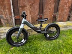 Predám detský odrážací bicykel Specialized Hotwalk Carbon