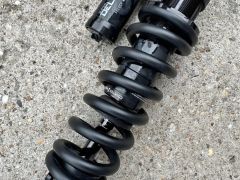 RockShox Super Deluxe Select+. Coil