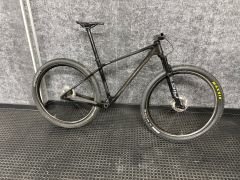 Karbónový MTB rám (veľkosť M) + karbónové kolesá + vidla