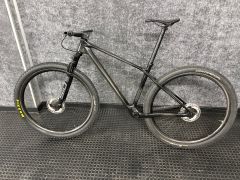 Karbónový MTB rám (veľkosť M) + karbónové kolesá + vidla