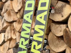 Deep powder Armada ARG ski freeride