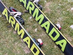 Deep powder Armada ARG ski freeride