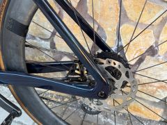 Aero cestný bicykel, elektronická sada Sram force, kolesá Newmen