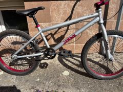 Freestyle bicykel DHS Jumper 20"
