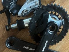 Kľuky Shimano Mt101 so stredovým zložením, radením a prehadzovackou
