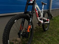 Zjazdový bicykel