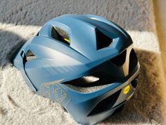Prilba Troy lee designs