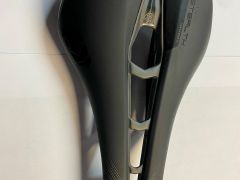 Sedlo PRO Stealth Superlight