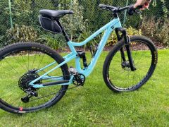 Celoodružený karbónový bicykel Spyder