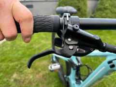 Celoodružený karbónový bicykel Spyder