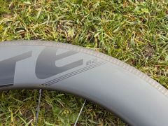 Přední plášťové karbonové kolo Elite Wheels 82 mm