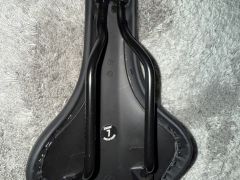Lahke detske sedlo 215mm x 120mm, 188g