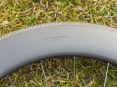 Přední plášťové karbonové kolo Elite Wheels 82 mm