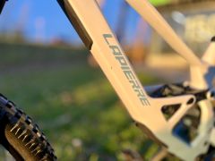 Prodám Lapierre Spicy CF 2025 Full Carbon, 180 mm, téměř nové