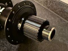 Zadný náboj Novatec D902Sb B12-A4A-11,12s 12x148 6bolt microspline