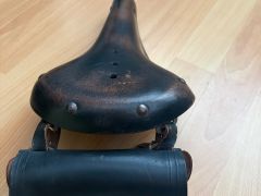 Retro koženné sedlo na bicykel
