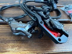 Nove brzdy shimano XT vpredu 4-piest vzadu 2-piest