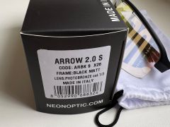 Neon Arrow 2.0 Small, Black matt/ Photo bronze