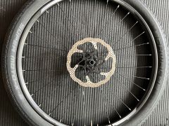 Predné koleso 27,5 / 15x100 / 203 mm floating kotúč / plášť Schwalbe