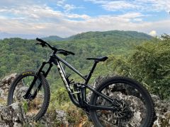 Trek Slash 8 Lithium Grey/Dnister Black L s karbónovými kolesami Bontrager Line Elite