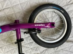 Skoro nové odrážadlo Ridgeback Scoot XL 14"