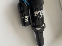 Novy tlmic FOX Float X Performance 210x55 s packou