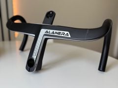 Nový kokpit Deda Alanera DCR Team