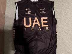 Predám úplne novú cyklistickú vestu od týmu UAE
