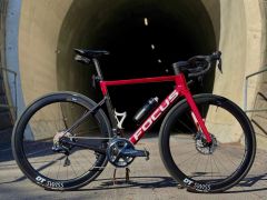Focus Izalco Max 9.6 M/54 s wattmetrom, Di2 a DT Swiss