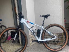 Predám karbónový horský bicykel Cube reaction C62 pro