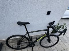 Predám cestny bicykel značky Trek model Émonda ALR 4 v elegantnej farbe Lithium Grey.