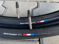 Plášte Bontrager R1 700x32C Hard-Case Lite