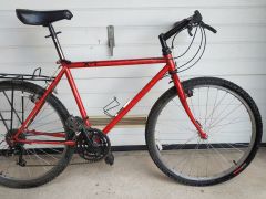 Červený horský bicykel