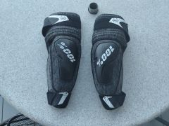 Chrániče lakťov 100% Fortis Elbow Guards