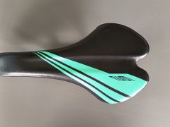 Sedlo 143 mm cierno-zelene