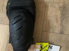IXS Hack Race chrániče kolien, čierna M