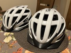 Predám 2 cyklistické prilby Uvex i-vo