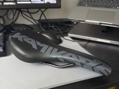 Sedlo Sixpack Kamikaze