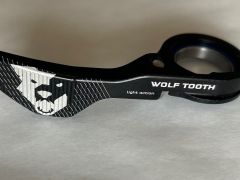 Páčky a objímky OneUp a Wolf Tooth
