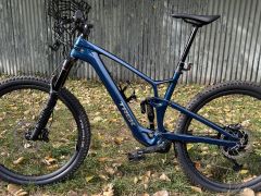 Celoodpružený ľahký karbónový ebajk Trek Fuel EXe 9.8 XT