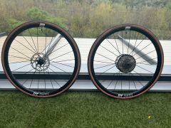 Komplet kolesa DT Swiss E1800 Spline Db28 + pneu GoodYear Eagle Sport 28mm + kazeta Shimano 11-42